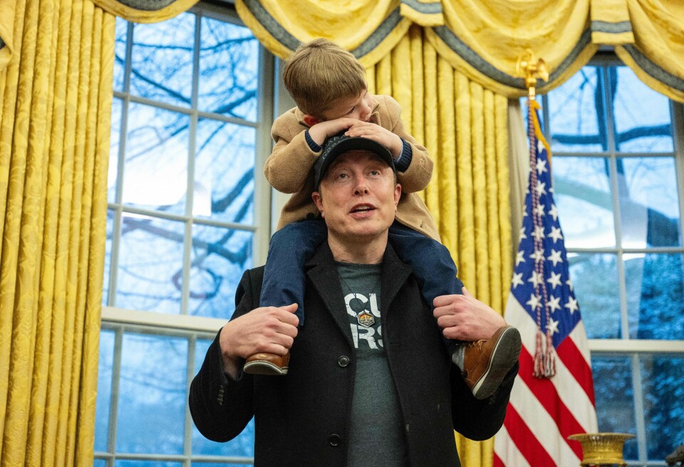 Elon Musk med sønnen X Æ A-Xii på skuldrene. Guttungen på fire år er Musk-barn nummer sju i rekken. Tesla and SpaceX CEO Elon Musk holds his son X Æ A-Xii on his shoulders as they join US President Donald Trump in the Oval Office of the White House in Washington, DC, February 11, 2025. Tech billionaire Elon Musk, who has been tapped by President Donald Trump to lead federal cost-cutting efforts, said the United States would go 'bankrupt' without budget cuts. Musk leads the efforts under the newly created Department of Government Efficiency (DOGE), and was speaking at the White House with Trump, who has in recent weeks unleashed a flurry of orders aimed at slashing federal spending. (Photo by Jim WATSON / AFP)