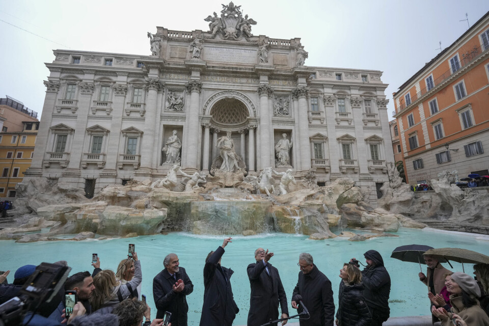 Mange ønsker å bade i Trevi-fontenen, slik Anita Ekberg gjorde i filmen «La Dolce Vita», men det vil ikke myndighetene i Roma ha noe av. En newzealender ble bøtelagt og utestengt på livstid etter å ha hoppet ut i gang nummer to etter at politiet tok ham og to venner på fersken. Ordføreren i Roma, Roberto Gualtieri (i midten) deltok i gjenåpningen av Trevifontenen søndag. Foto: Andrew Medichini / AP / NTB